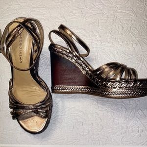 Antonio Melani Wedges. In excellent condition. Beautiful detailing. Size 8 ❤️